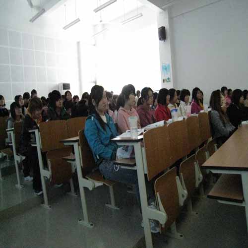 彩鋼瓦（wǎ）公司同學們專（zhuān）注的聽講