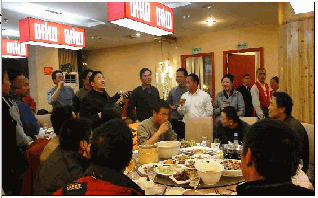 活動房公司俞總（zǒng）向大家介紹今晚來得幾位（wèi）貴賓