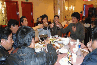 彩鋼（gāng）瓦公司聚餐場景
