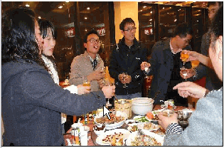 活（huó）動房公司生產部經理與經（jīng）營（yíng）部同（tóng）事暢飲