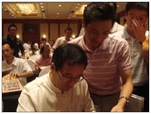 慧聰（cōng）董事長郭凡（fán）生老師為（wéi）集裝箱活動房公司俞總簽（qiān）名