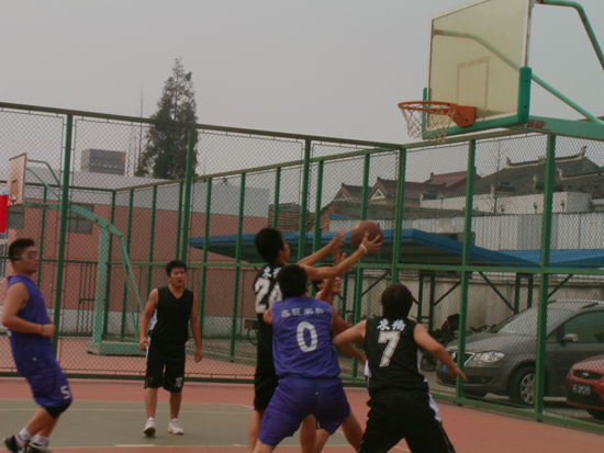 籃球（qiú）賽（sài）場上，顯天（tiān）地風采