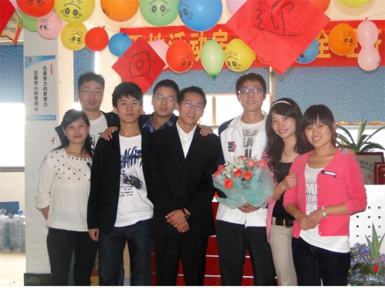 活動（dòng）房公（gōng）司列隊歡迎久違的'戰友（yǒu）'回家