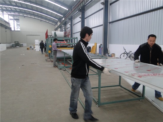 技術總監董工參與生（shēng）產板材過程中