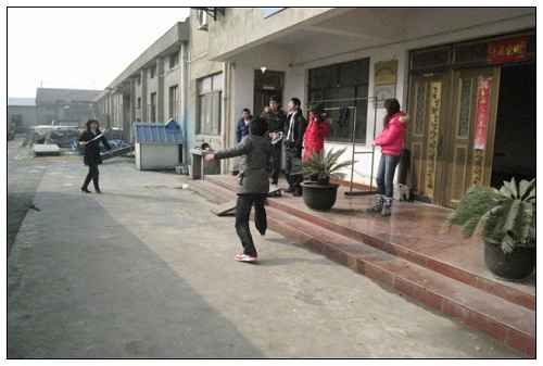 彩鋼板公司大家在一旁為他們加油，鼓氣（qì）！