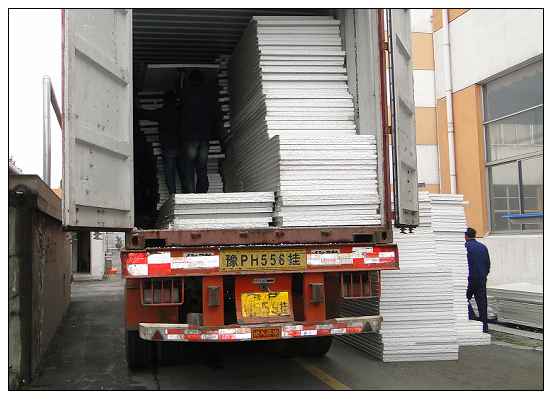 活動房用彩鋼板裝箱（xiāng）過程中