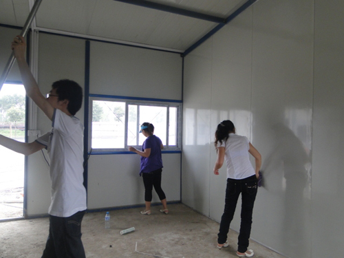 活動房公司（sī）網絡團隊現身工地 學習慰（wèi）問兩不（bú）誤