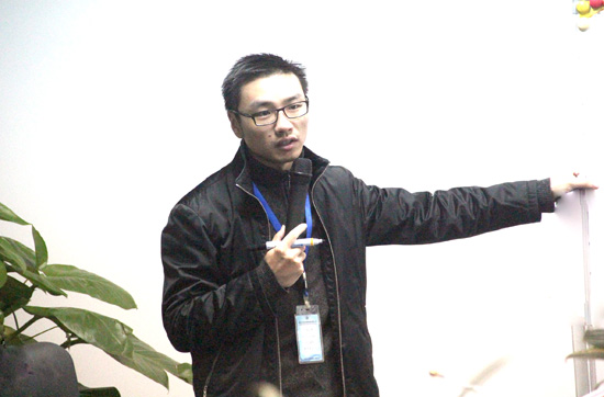 朱總正在講述節約成本的意義