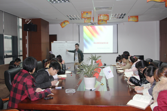 集裝箱活動房公司家（jiā）人正在認真記（jì）錄