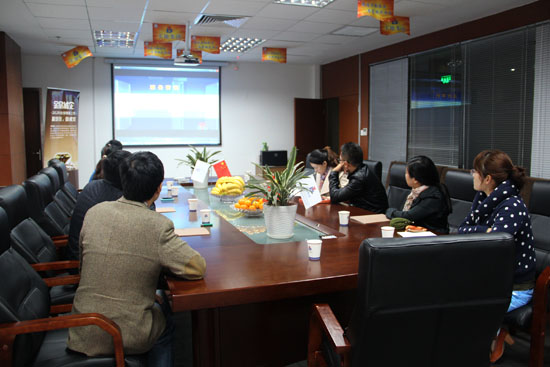 商友們觀看（kàn）天（tiān）地活（huó）動房公司企業宣傳片