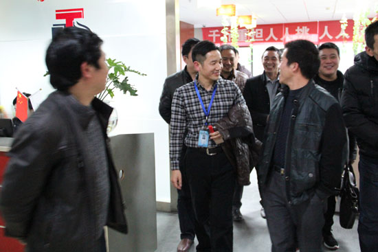 俞（yú）總帶領商友們參觀公司網絡部