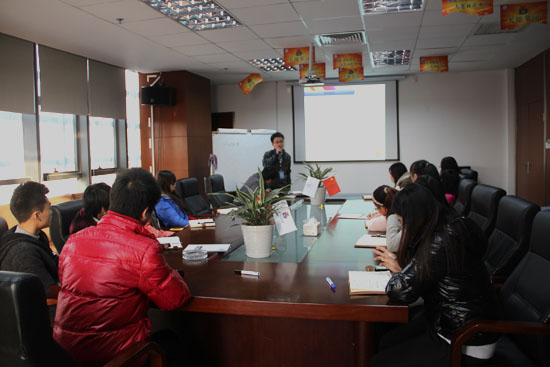 集（jí）裝箱房屋公司的家人（rén）們正在認真聽課