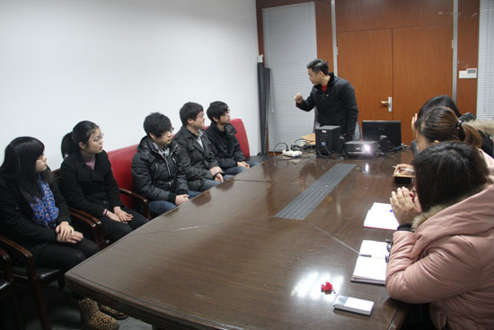 俞總在早會（huì）上向新人介紹公（gōng）司（sī）文化和模式