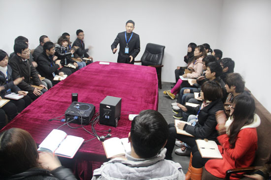 俞總在早會（huì）上帶領大家鼓掌表揚優秀員工