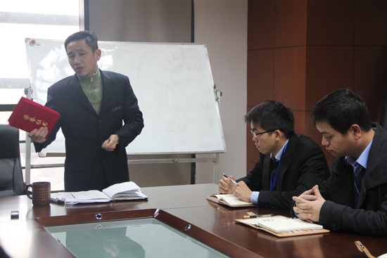 早會上俞（yú）總表揚優秀員工