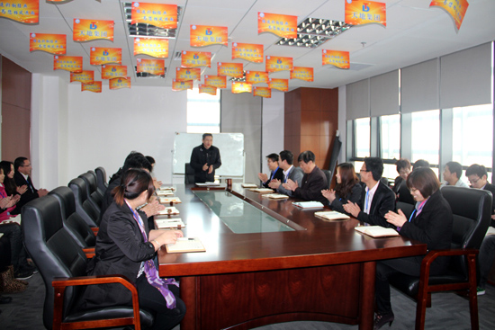 掌（zhǎng）聲鼓勵（lì）各部門工作