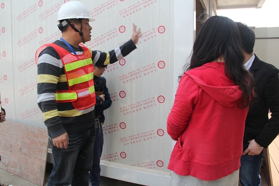 廠房內薛副總認真講解產品（pǐn）的結構和用途