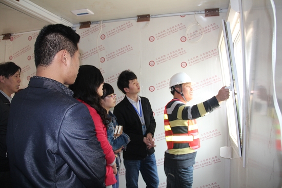 薛副總在（zài）給網絡部學習團隊演示產品的特點和用途