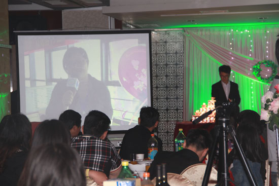 大屏幕（mù）上，孫姐祝易副總新婚快樂