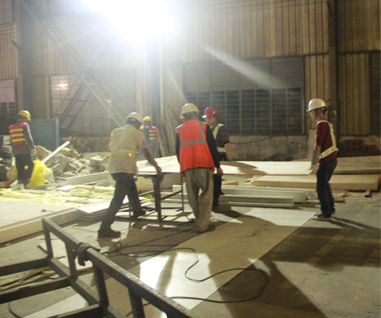 燈光下工人們在緊張的忙碌（lù）著