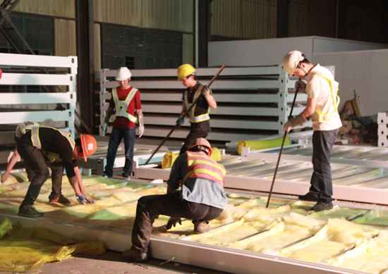 車間裏，一片繁忙（máng）