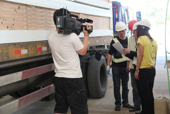 產品（pǐn）即將（jiāng）運走，俞總（zǒng）親自檢查