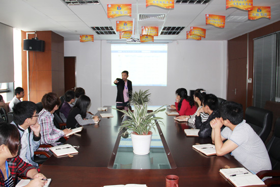 俞總（zǒng）在指導學習中激情飛（fēi）揚（yáng）