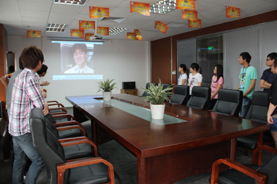  大家一起歌唱《朋友》