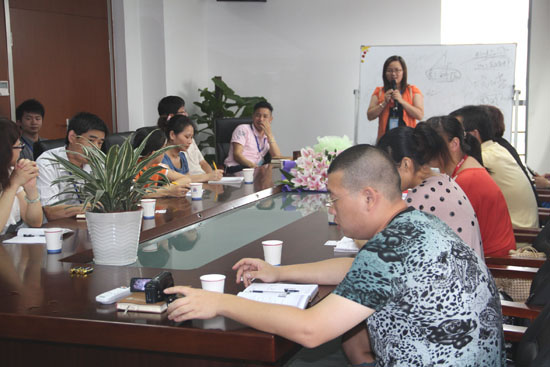 網絡部（bù）主管孫海霞給大家講“網絡營銷（xiāo）三步法則（zé）”