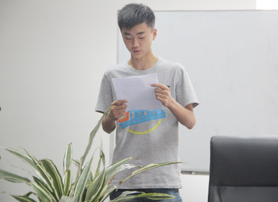 奇跡組（zǔ）組長謝成（chéng）傑宣讀就職承諾書