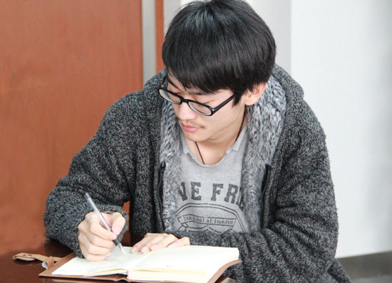 集裝箱房屋公司的推廣組家人（rén）正在認真記筆記