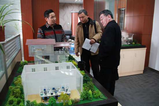 集裝（zhuāng）箱房屋公司的中小企業協會領導們參觀草莓视频IOS下载產品模型