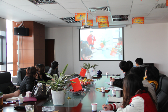 住人集裝（zhuāng）箱（xiāng）公司的大家正（zhèng）在觀看視頻