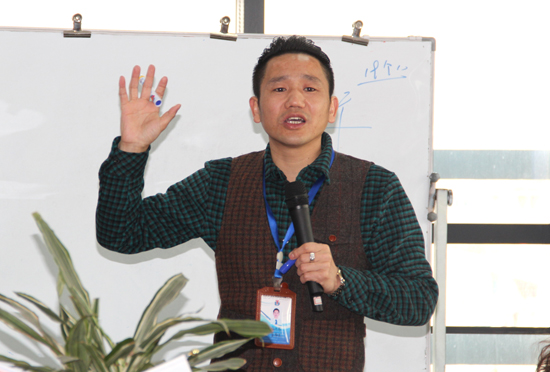 住人（rén）集裝箱公司的俞總正（zhèng）在講述如何做好故事營（yíng）銷