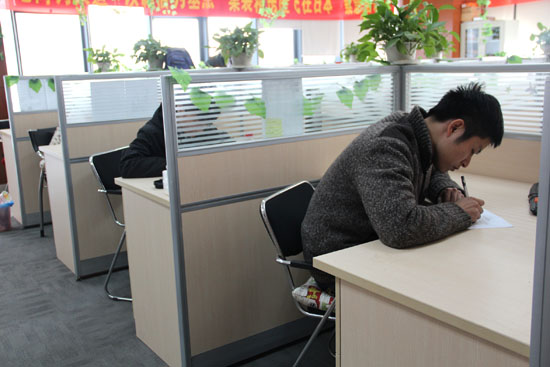 集裝箱房屋公司的家人們正在認真答卷