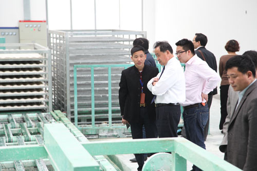 集裝箱房（fáng）屋公司的（de）董事長俞方偉參觀藍天永（yǒng）樂生產車間