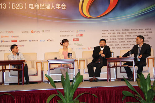 住人（rén）集（jí）裝箱公司的俞方偉董事長進行主題分（fèn）享（xiǎng）