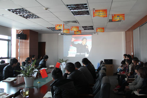 集裝箱房屋公司的家人在觀看梁凱（kǎi）恩老（lǎo）師演講視頻