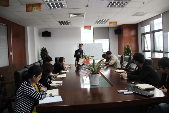 集裝箱房（fáng）屋公司的各部門領導正在探討如何（hé）打造鋼鐵團隊（duì）