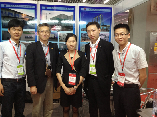 集裝箱房屋公司的營銷部家人（rén）與客戶合影