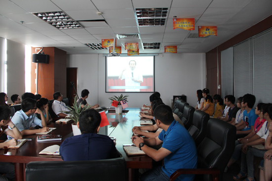 家人們（men）正在觀看視頻