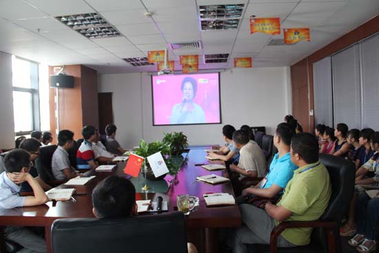 活動房公司家人們正在觀看視頻