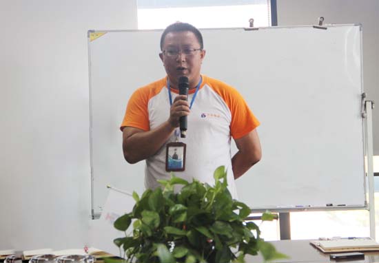 輕鋼活動房公司家人正在分享活（huó）動感悟