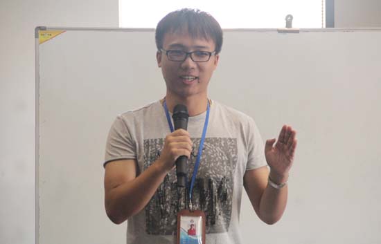 活動房公司家人（rén）正在發表演講感悟