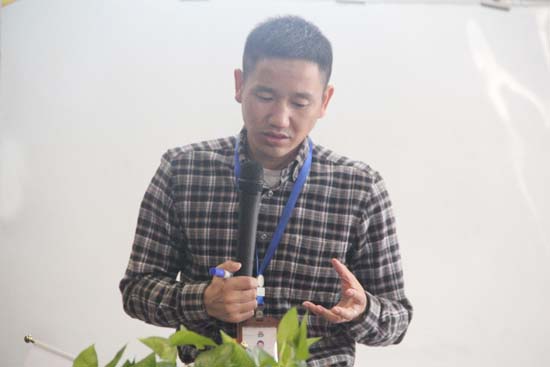 活動房公司俞總正（zhèng）在（zài）講述生產和（hé）營銷的關係（xì）