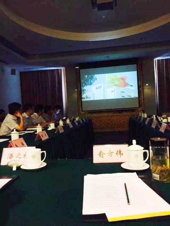 俞方偉參加由蘇州（zhōu）市委統戰部組織召（zhào）開的（de）蘇州青年企業家座（zuò）談會