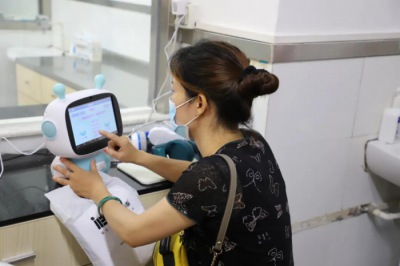 名中醫+智能(néng)機器人!東莞(wǎn)市濱海灣中心醫院中醫館(guǎn),開館啦(lā)!